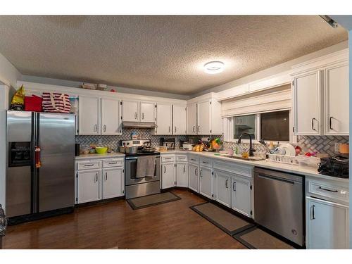 3439 56 Street Ne, Calgary, AB - Indoor Photo Showing Kitchen