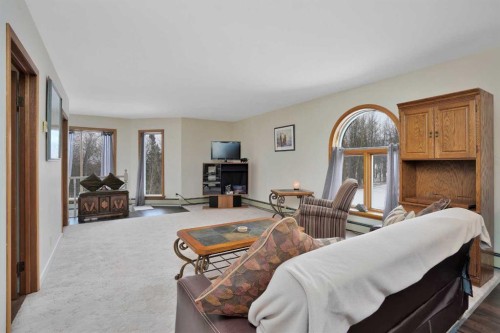 31027 Range Road 50, Rural Mountain View County, AB - Indoor Photo Showing Living Room