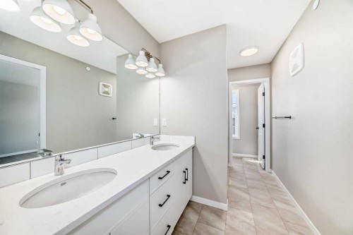 62 Hotchkiss Row Se, Calgary, AB - Indoor Photo Showing Bathroom