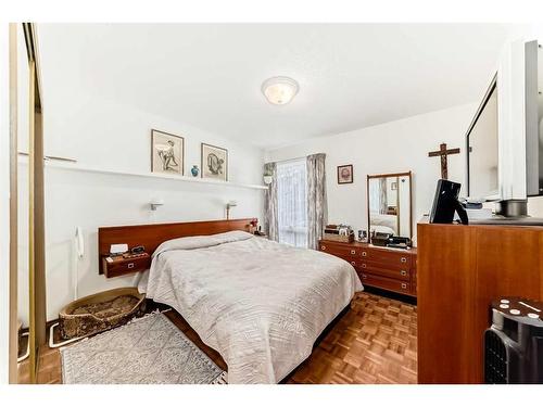 5624 Ladbrooke Drive Sw, Calgary, AB - Indoor Photo Showing Bedroom