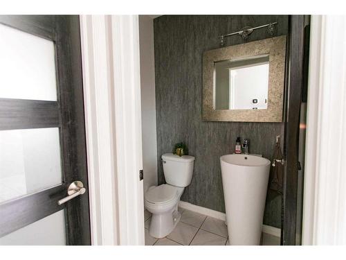 207 Hawkview Manor Circle Nw, Calgary, AB - Indoor Photo Showing Bathroom