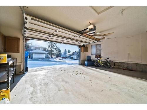 207 Hawkview Manor Circle Nw, Calgary, AB - Indoor Photo Showing Garage