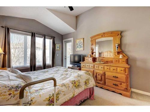 4 Evergreen Way Sw, Calgary, AB - Indoor Photo Showing Bedroom