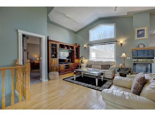 4 Evergreen Way Sw, Calgary, AB - Indoor Photo Showing Living Room