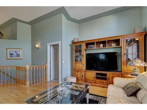 4 Evergreen Way Sw, Calgary, AB - Indoor Photo Showing Living Room