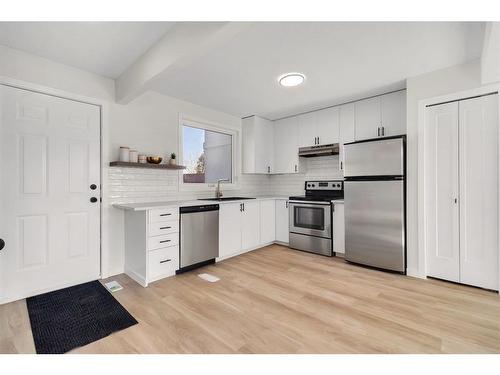 8 Dovercliffe Way Se, Calgary, AB - Indoor Photo Showing Kitchen