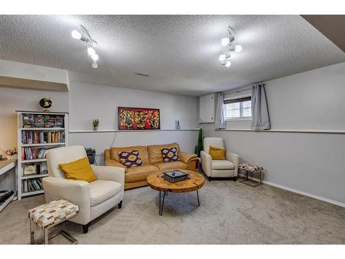 20 Tararidge Close Ne, Calgary, AB - Indoor Photo Showing Living Room