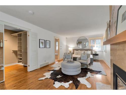 4316 Anne Avenue Sw, Calgary, AB - Indoor Photo Showing Living Room