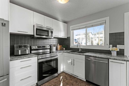 17 Welch Crescent, Okotoks, AB - Indoor Photo Showing Kitchen