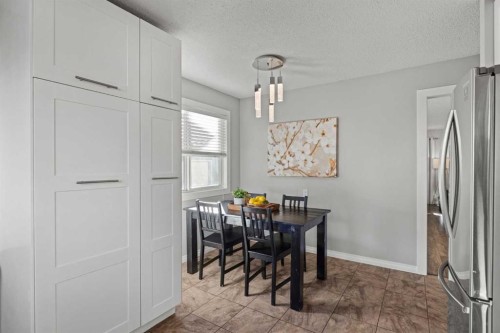 17 Welch Crescent, Okotoks, AB - Indoor Photo Showing Dining Room