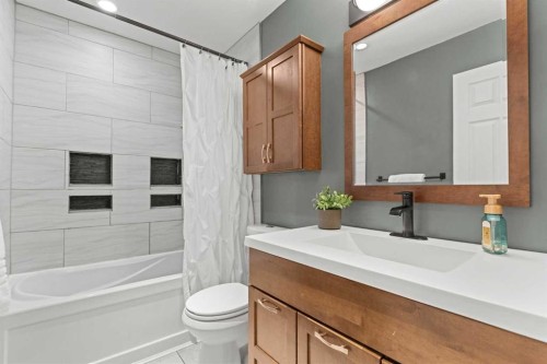 17 Welch Crescent, Okotoks, AB - Indoor Photo Showing Bathroom