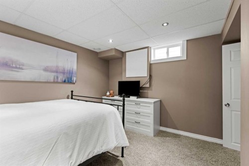 17 Welch Crescent, Okotoks, AB - Indoor Photo Showing Bedroom