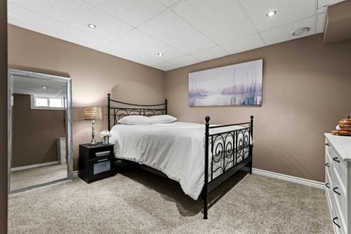 17 Welch Crescent, Okotoks, AB - Indoor Photo Showing Bedroom