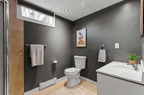 17 Welch Crescent, Okotoks, AB - Indoor Photo Showing Bathroom