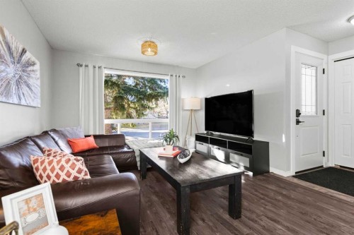 17 Welch Crescent, Okotoks, AB - Indoor Photo Showing Living Room