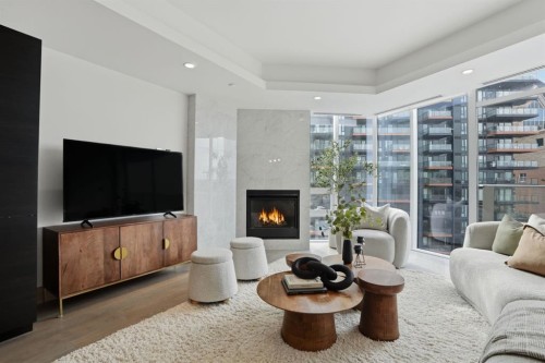 907-738 1 Avenue Sw, Calgary, AB - Indoor Photo Showing Living Room With Fireplace
