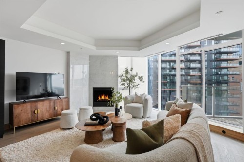 907-738 1 Avenue Sw, Calgary, AB - Indoor Photo Showing Living Room With Fireplace