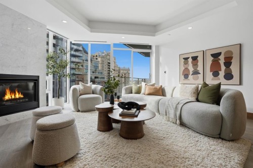 907-738 1 Avenue Sw, Calgary, AB - Indoor Photo Showing Living Room With Fireplace