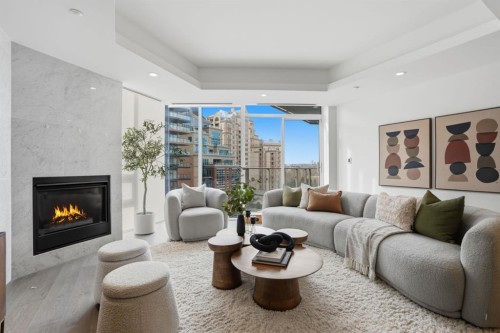 907-738 1 Avenue Sw, Calgary, AB - Indoor Photo Showing Living Room With Fireplace