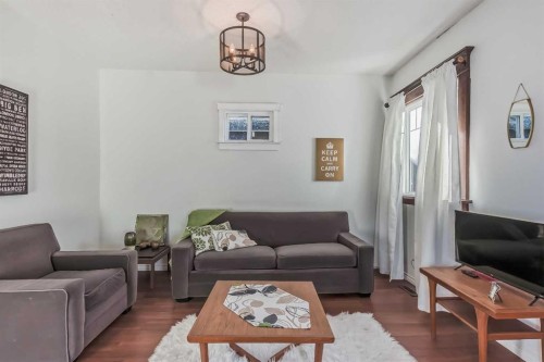 1638 15 Avenue Sw, Calgary, AB - Indoor Photo Showing Living Room