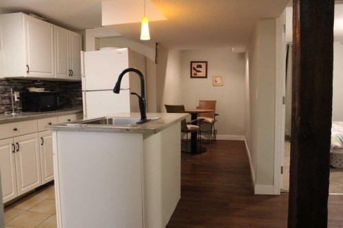 1638 15 Avenue Sw, Calgary, AB - Indoor Photo Showing Kitchen