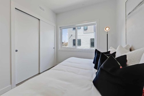 6-828 8 Avenue Ne, Calgary, AB - Indoor Photo Showing Bedroom