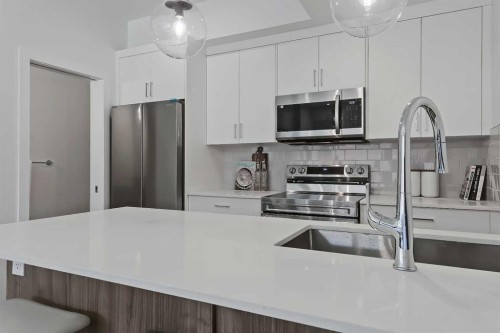 6-828 8 Avenue Ne, Calgary, AB - Indoor Photo Showing Kitchen With Stainless Steel Kitchen With Double Sink With Upgraded Kitchen
