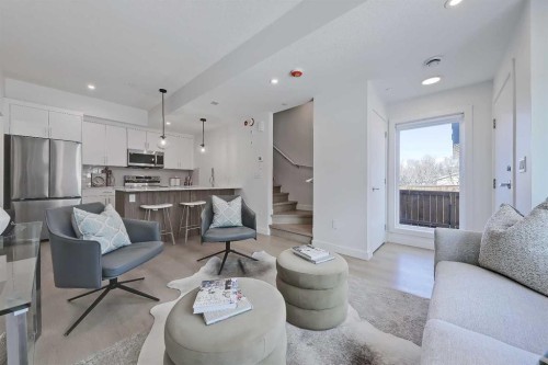 6-828 8 Avenue Ne, Calgary, AB - Indoor Photo Showing Living Room