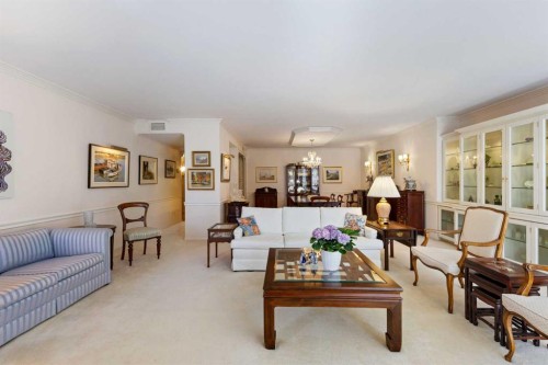 C400-500 Eau Claire Avenue Sw, Calgary, AB - Indoor Photo Showing Living Room