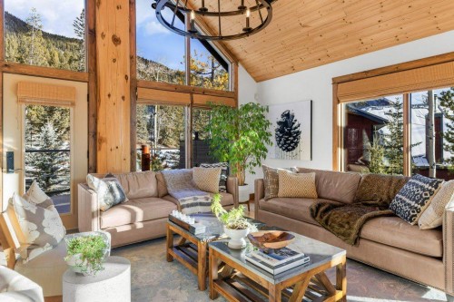 521 Silvertip Road, Canmore, AB - Indoor Photo Showing Living Room