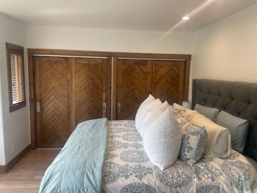 521 Silvertip Road, Canmore, AB - Indoor Photo Showing Bedroom