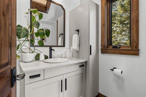 521 Silvertip Road, Canmore, AB - Indoor Photo Showing Bathroom