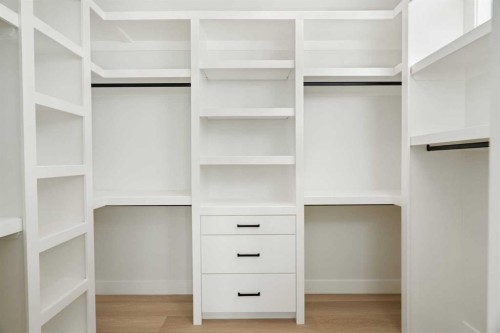 290 Muirfield Crescent, Lyalta, AB - Indoor With Storage