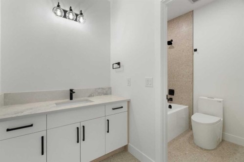 290 Muirfield Crescent, Lyalta, AB - Indoor Photo Showing Bathroom