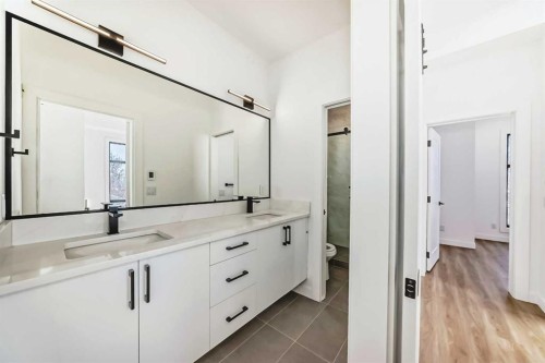 2107 Victoria Crescent Nw, Calgary, AB - Indoor Photo Showing Bathroom