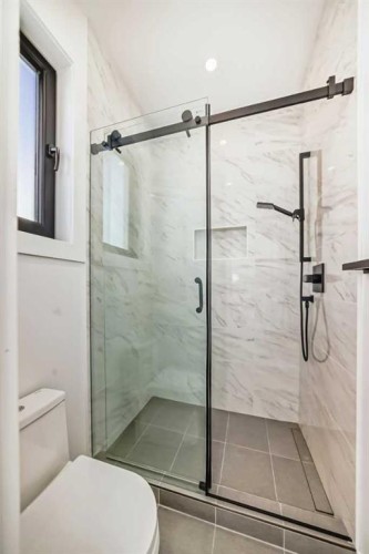 2107 Victoria Crescent Nw, Calgary, AB - Indoor Photo Showing Bathroom