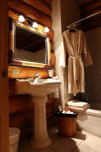 104 White Avenue, Bragg Creek, AB - Indoor Photo Showing Bathroom
