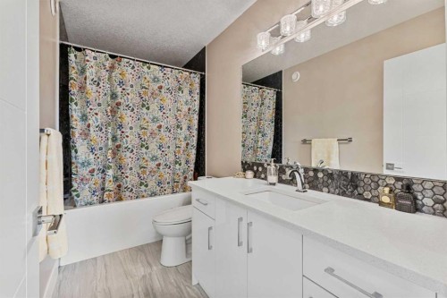 146 Muirfield Boulevard, Lyalta, AB - Indoor Photo Showing Bathroom