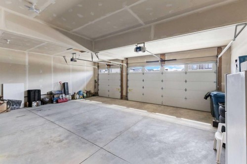 146 Muirfield Boulevard, Lyalta, AB - Indoor Photo Showing Garage