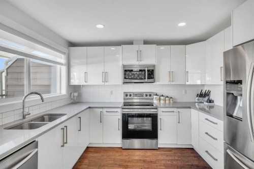 404-1530 Bayside Avenue Sw, Airdrie, AB - Indoor Photo Showing Kitchen With Stainless Steel Kitchen With Double Sink With Upgraded Kitchen