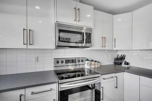 404-1530 Bayside Avenue Sw, Airdrie, AB - Indoor Photo Showing Kitchen With Upgraded Kitchen