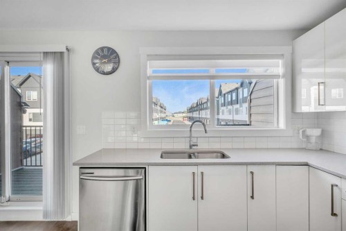 404-1530 Bayside Avenue Sw, Airdrie, AB - Indoor Photo Showing Kitchen With Double Sink