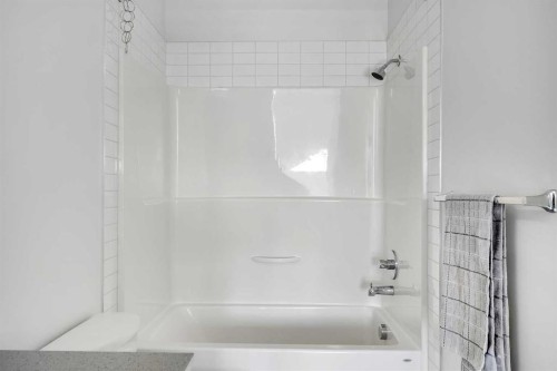 404-1530 Bayside Avenue Sw, Airdrie, AB - Indoor Photo Showing Bathroom