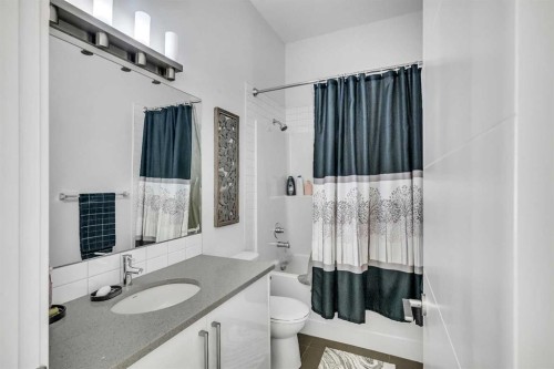 404-1530 Bayside Avenue Sw, Airdrie, AB - Indoor Photo Showing Bathroom