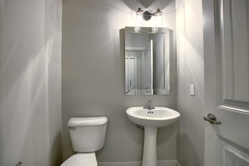 434 River Avenue, Cochrane, AB - Indoor Photo Showing Bathroom