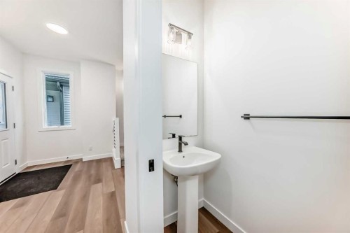 17 Appaloosa Crescent, Cochrane, AB - Indoor Photo Showing Bathroom