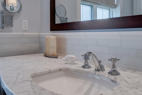 107 Lougheed Circle, Banff, AB - Indoor Photo Showing Bathroom