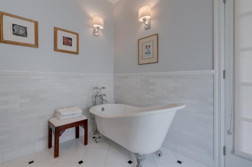 107 Lougheed Circle, Banff, AB - Indoor Photo Showing Bathroom