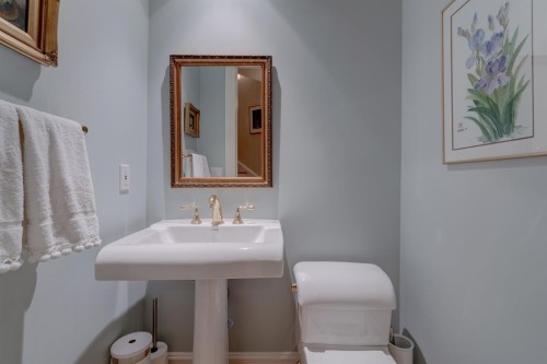 107 Lougheed Circle, Banff, AB - Indoor Photo Showing Bathroom
