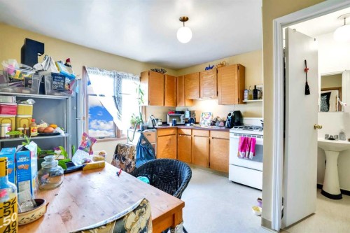 112 29 Avenue Nw, Calgary, AB - Indoor Photo Showing Kitchen